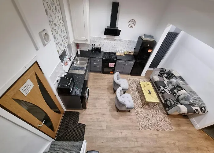 Cheerful 4 Bedroom Close To Uclan, Preston City Center