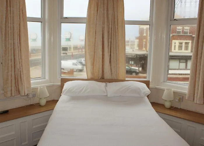 The Colwyn Hotel - Near Pleasure Beach Blackpool